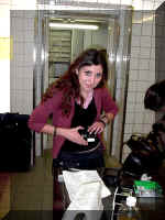 Laura die Fotoassistentin beim Film einlegen