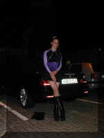 Talianna auf dem Parkplatz vor der Disco