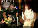 Beate und Diana auf der Couch 