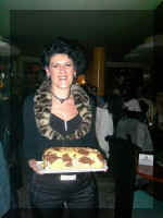 Karin bringt einen Kuchen