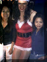 Vanessa mit 2 Asiatinnen im Arm