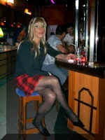 Vanessa an der Bar (toller Rock :-)  und Beine)