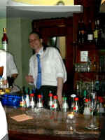 Mike unser Baarceper bereitet uns die leckeren Cocktails zu.